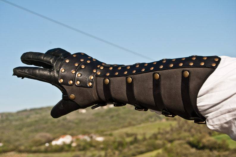 New Viking Medieval Renaissance Arm Guard Rivet Retro Wrist Guard